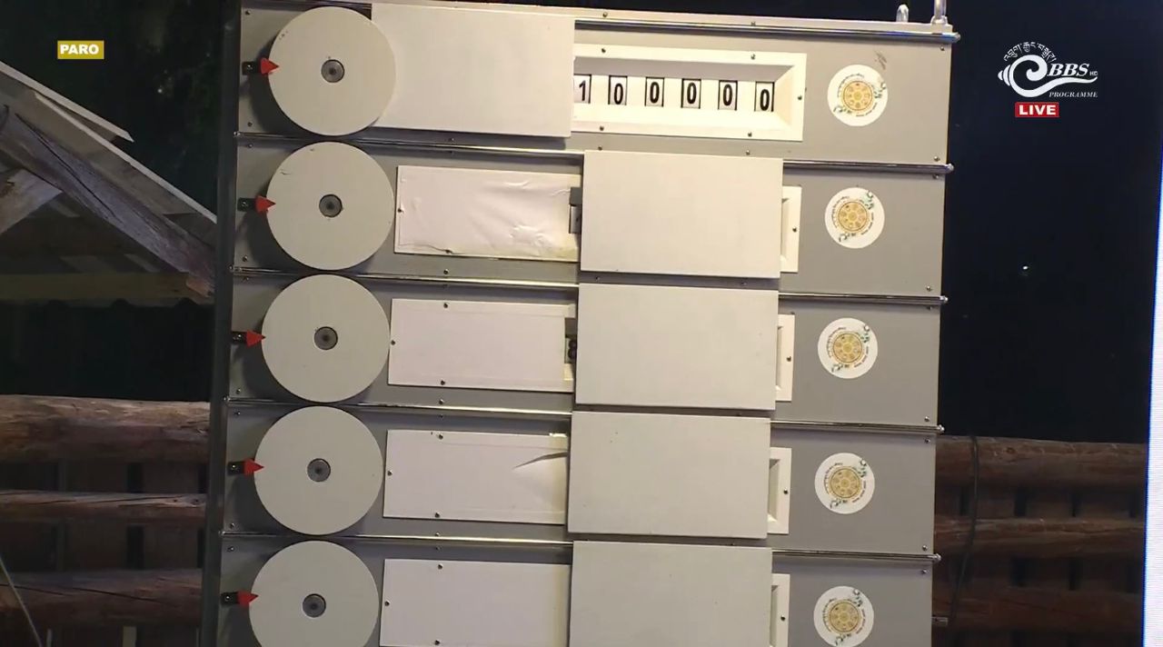 Draw machine used for Phuensum Weekly and Bumper Lottery draw.